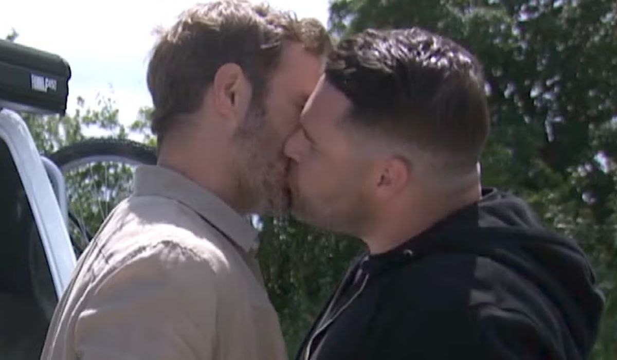 emmerdale-spoilers-aaron-john-kiss