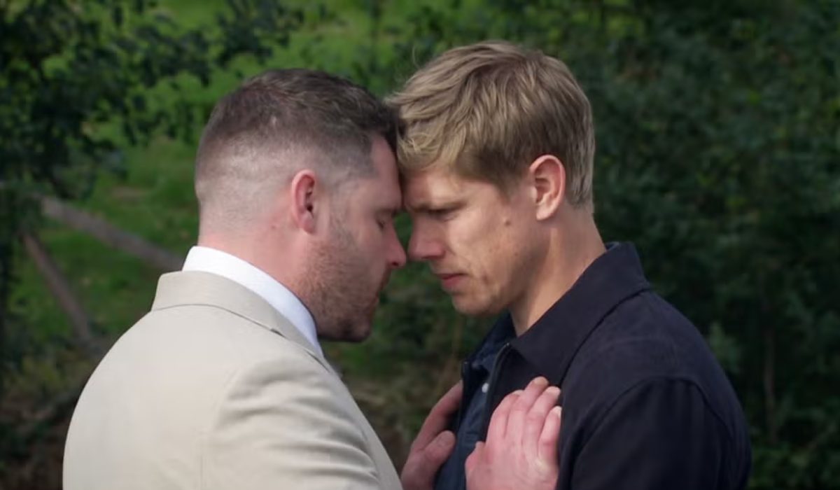Emmerdale: Robert and Aaron kiss