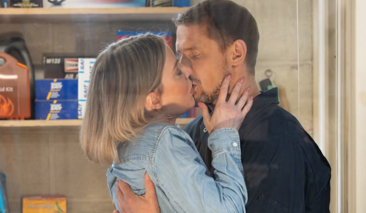 abi-carl-kiss-coronation-street
