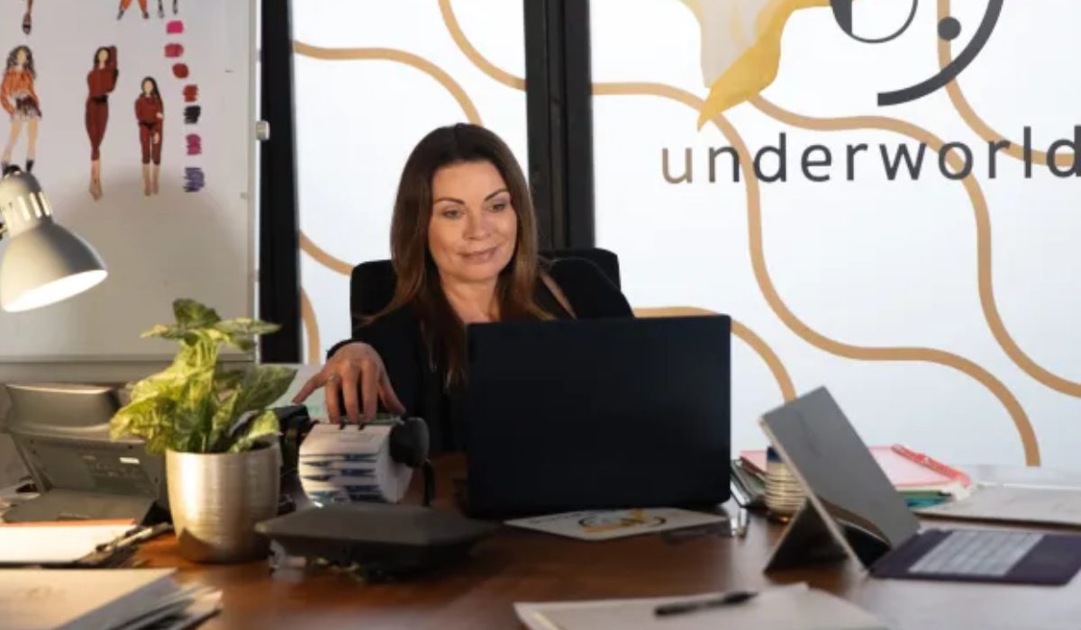 carla-laptop-coronation--street