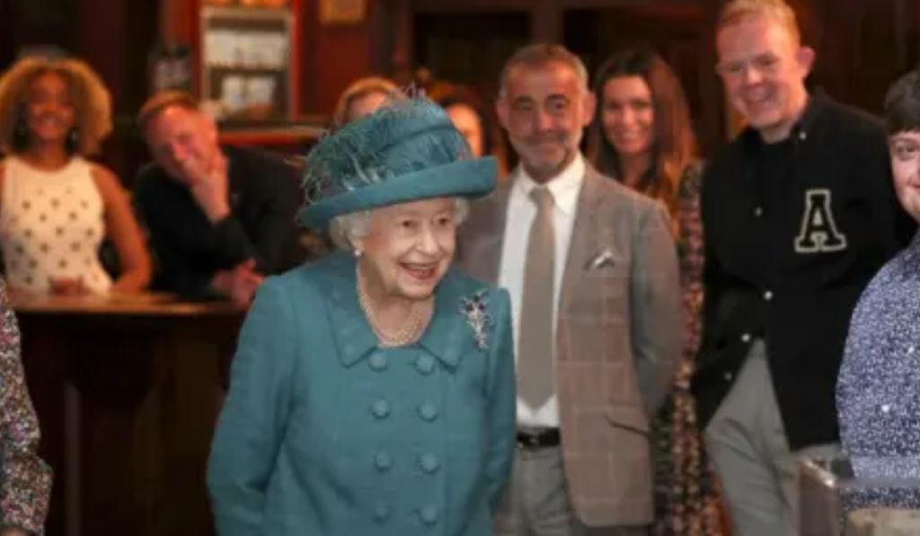 queen-elizabeth-coronation-street