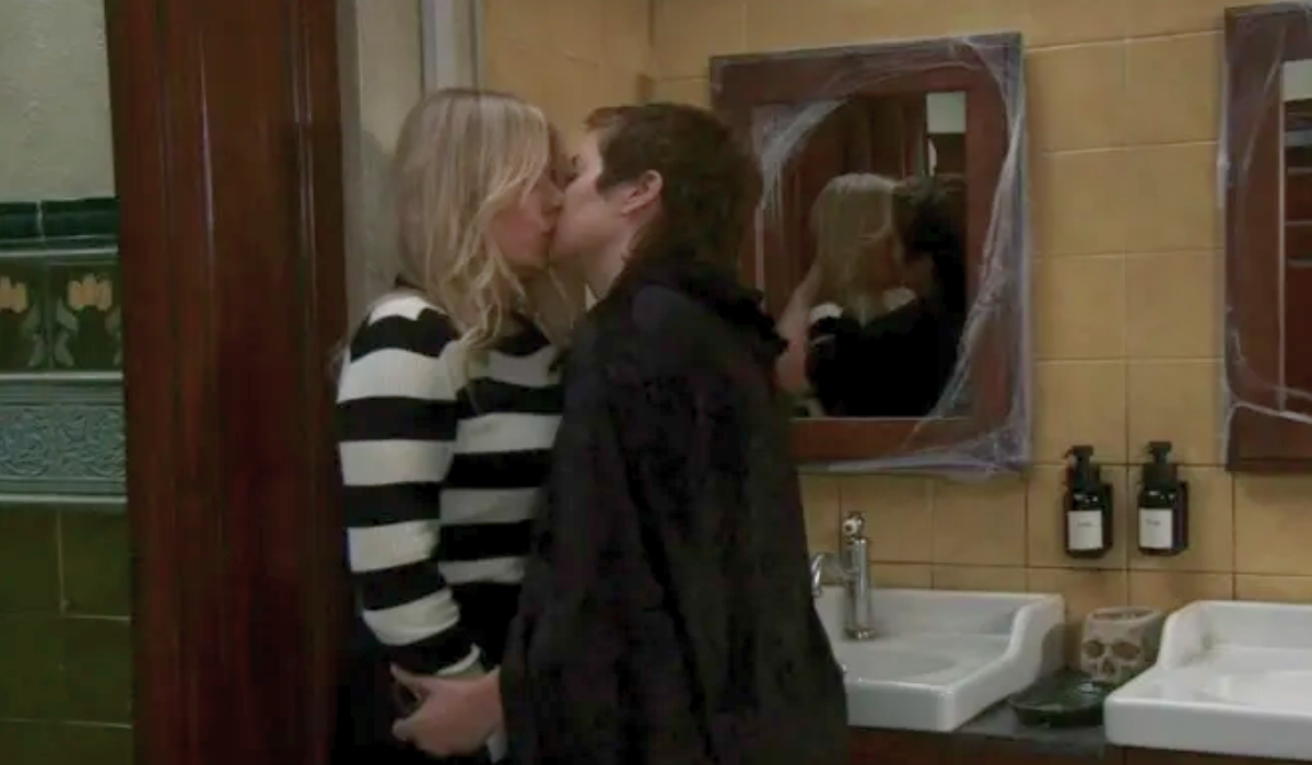 lisa-becky-kiss-coronation-street