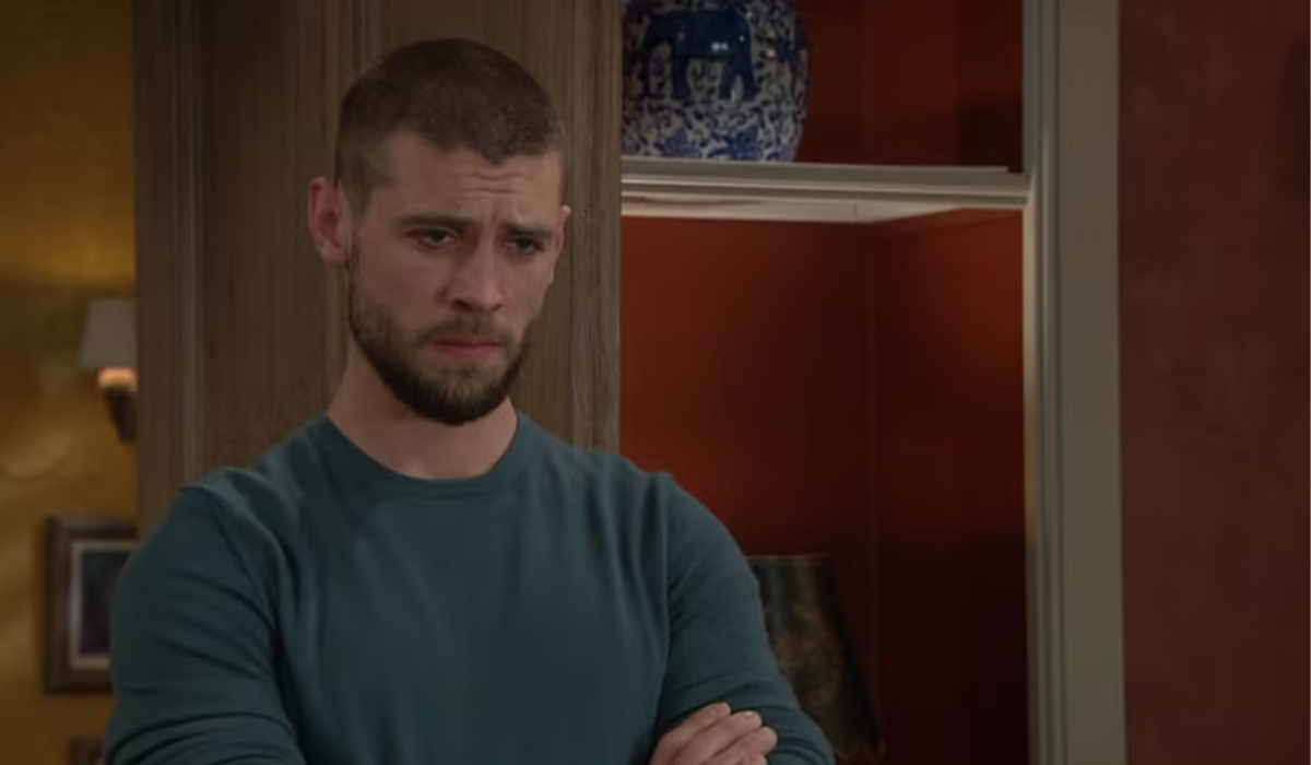 Emmerdale: Robert warns him.