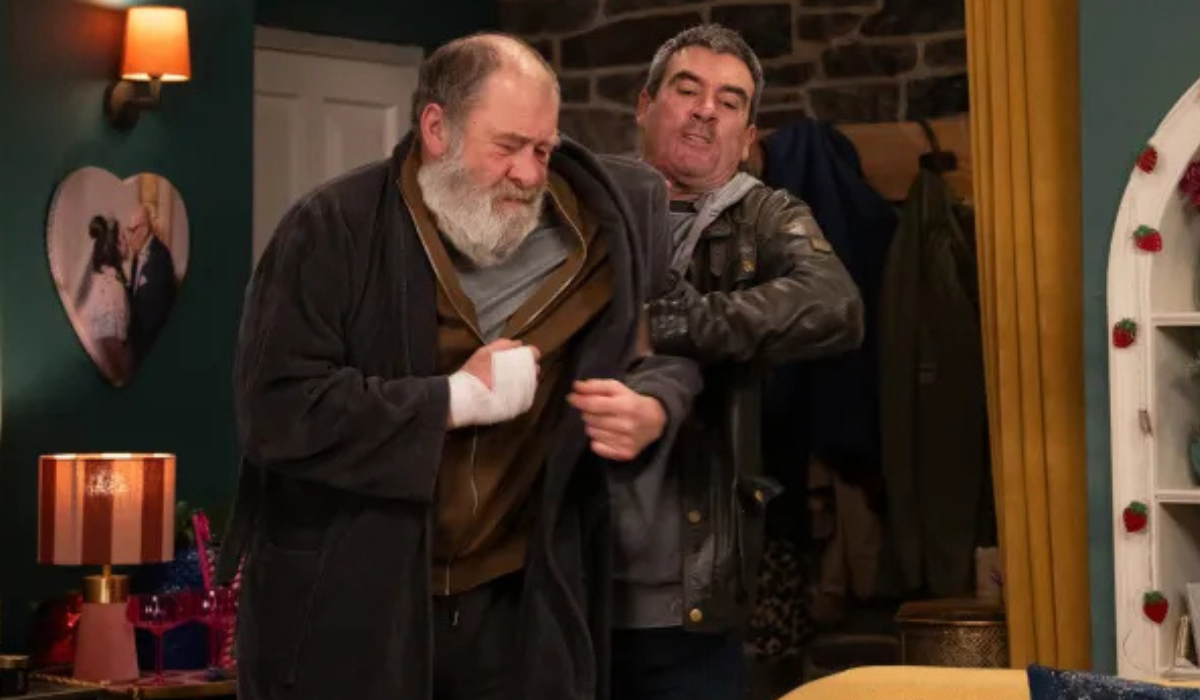 Emmerdale: Bear attacks Cain.