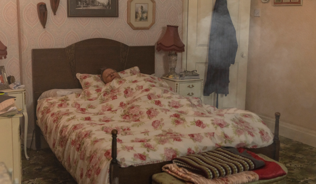 Coronation Street: Roy is trapped